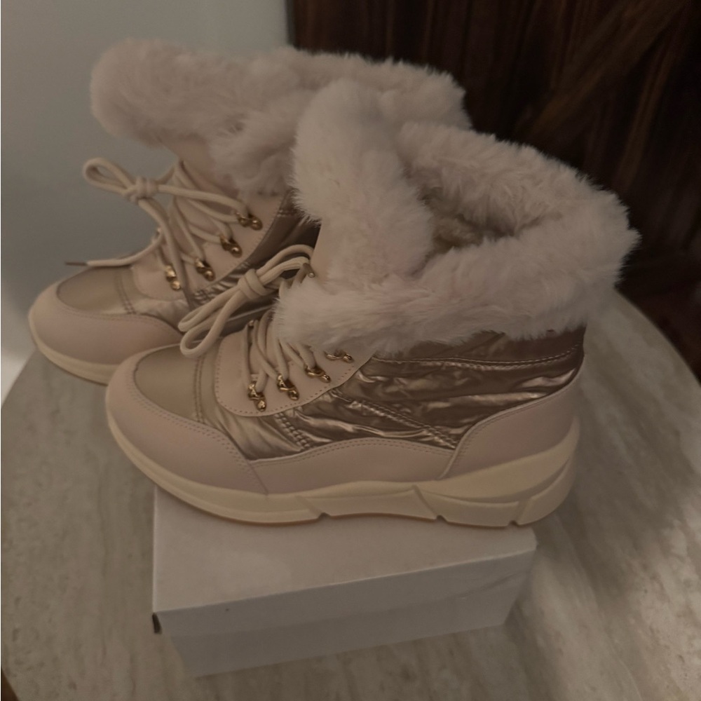 Size 39 super soft fur lined fashion boots brand new in box